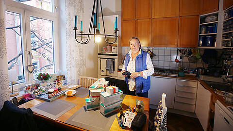 Marianne Kreibich in der Küche ihrer Wohnung in Neuhausen. Die vielen Medikamente sind für ihren Mann, den sie pflegt.