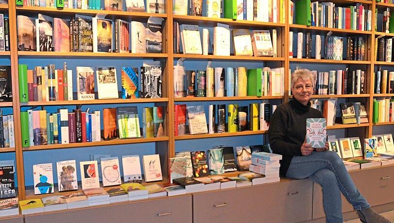 Ulrike Dietl von Buch Dietl hat das kleinste Angebot. Ihre Stammkunden schätzen ihre sortierte Auswahl und die Ruhe im Laden. Ulrike Dietl von Buch Dietl hat das kleinste Angebot. Ihre Stammkunden schätzen ihre sortierte Auswahl und die Ruhe im Laden.