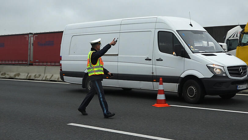 Bitte rechts ranfahren. Stefan Pfeiffer winkt einen gaffenden Transporter-Fahrer raus.