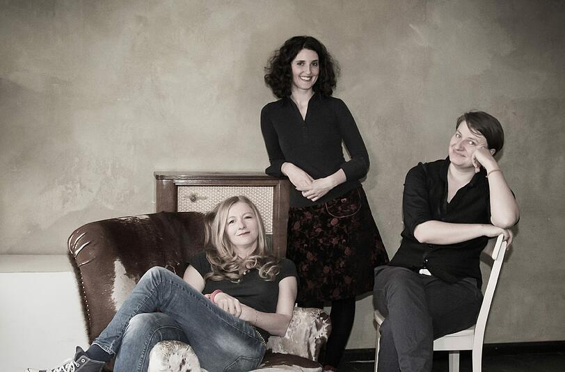 &bdquo;Die drei Damen&ldquo; machen Jazz (v. l.): Lisa Wahlandt (Gesang) Andrea Hermenau (Gesang, Piano) Christiane Öttl (Gesang und Bass).
