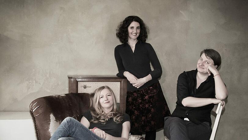 „Die drei Damen“ machen Jazz (v. l.): Lisa Wahlandt (Gesang) Andrea Hermenau (Gesang, Piano) Christiane Öttl (Gesang und Bass). „Die drei Damen“ machen Jazz (v. l.): Lisa Wahlandt (Gesang) Andrea Hermenau (Gesang, Piano) Christiane Öttl (Gesang und Bass).