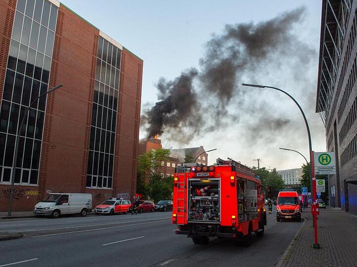 Das Feuer auf dem Gelände der ehemaligen Hamburger Holsten-Brauerei lässt eine weithin sichtbare Rauchsäule aufsteigen.