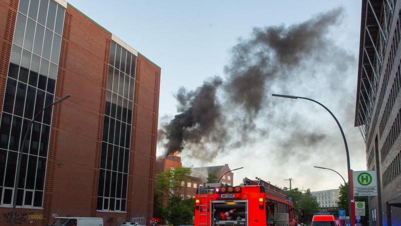 Das Feuer auf dem Gelände der ehemaligen Hamburger Holsten-Brauerei lässt eine weithin sichtbare Rauchsäule aufsteigen. Das Feuer auf dem Gelände der ehemaligen Hamburger Holsten-Brauerei lässt eine weithin sichtbare Rauchsäule aufsteigen.