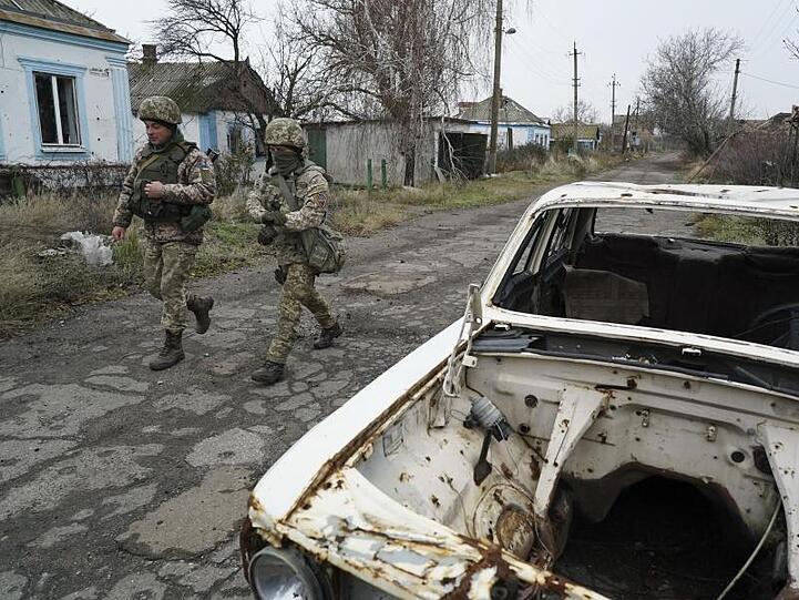 Ukrainische Soldaten bei einer Patrouille nahe der Frontlinie zu den von Russland unterstützten Separatisten im Südosten des Landes.