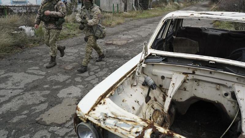 Ukrainische Soldaten bei einer Patrouille nahe der Frontlinie zu den von Russland unterstützten Separatisten im Südosten des Landes. Ukrainische Soldaten bei einer Patrouille nahe der Frontlinie zu den von Russland unterstützten Separatisten im Südosten des Landes.