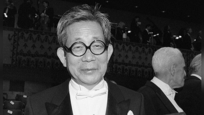 Kenzaburo Oe (1935-2023) bei der Verleihung des Nobelpreises 1994.