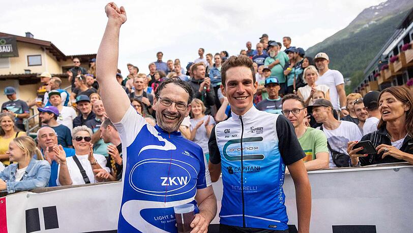 Schöne Geste: Sieger Manuel Senni (r.) empfängt den spätesten Ötztaler-"Finisher," Andreas Pell. Schöne Geste: Sieger Manuel Senni (r.) empfängt den spätesten Ötztaler-"Finisher," Andreas Pell.