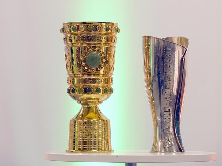 Die Pokale des Deutschen Fußball Bundes stehen nebeneinander.