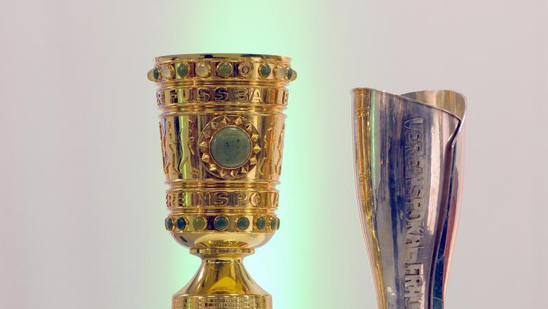 Die Pokale des Deutschen Fußball Bundes stehen nebeneinander. Die Pokale des Deutschen Fußball Bundes stehen nebeneinander.