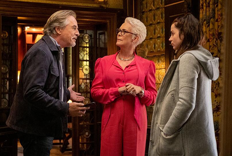 Harlans Tochter Linda (Jamie Lee Curtis, Mitte) und ihr Mann Richard (Don Johnson) versichern Krankenschwester Marta (Ana de Armas) ihre Unterstützung. Harlans Tochter Linda (Jamie Lee Curtis, Mitte) und ihr Mann Richard (Don Johnson) versichern Krankenschwester Marta (Ana de Armas) ihre Unterstützung.