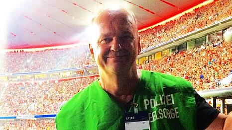 Felix Leibrock im Einsatz als Polizeiseelsorger bei einem Bayern-Spiel in der Arena.