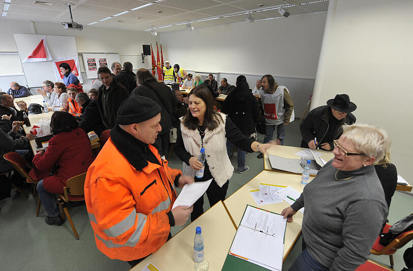 In Erlangen legten Mitarbeiter von Uni und Uni-Klinikum die Arbeit nieder, trafen sich im Streiklokal Gewerkschaftshaus.