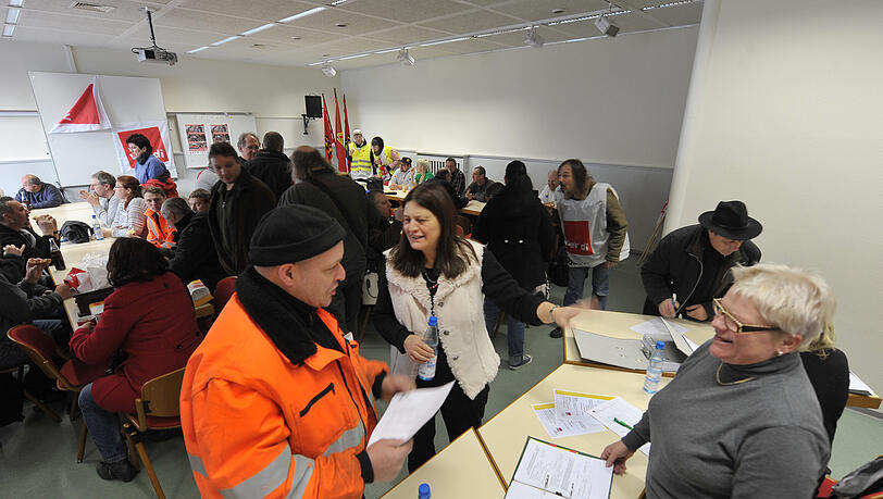 In Erlangen legten Mitarbeiter von Uni und Uni-Klinikum die Arbeit nieder, trafen sich im Streiklokal Gewerkschaftshaus. In Erlangen legten Mitarbeiter von Uni und Uni-Klinikum die Arbeit nieder, trafen sich im Streiklokal Gewerkschaftshaus.