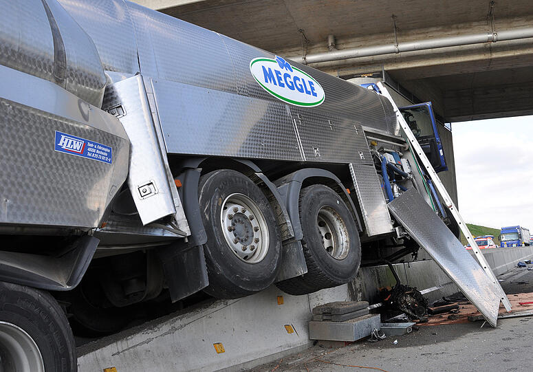 Ein Milch-Laster kracht bei Ampfing gegen einen Brückenpfeiler aus Beton.