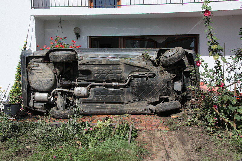 Ein kleiner Hügel als Sprungschanze: Mercedes-Fahrerin fliegt gegen Terrassenfenster.