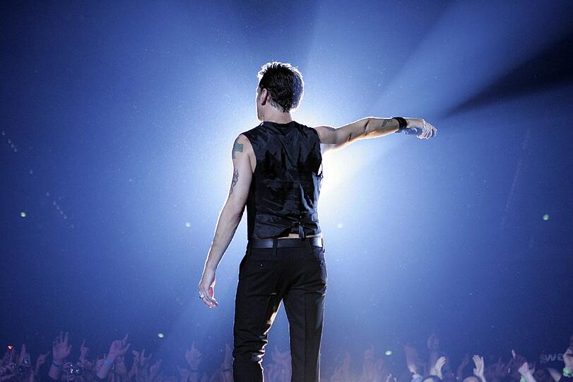 31- Jahre zusammen und immer noch hochexplosiv. Die Band Depeche Mode, die mit ihrem Synthie-Pop die Musik nachhaltig geprägt haben, kommt im Juni nach München. Die Bilder von vergangenen Konzerten und Aktionen.