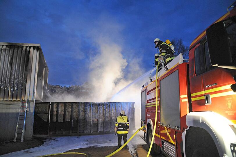 Rauch und Feuerschein alarmieren am 4. April einen Lokführer in der Rupert-Bodner-Straße: Eine Schrottverwertung neben der Bahnstrecke hat Feuer gefangen, genauer gesagt ein Verwerter für Altautos, eine hochkomplexe Schredderanlage. In der haben Dämmstoffe Feuer gefangen. Der Schaden soll im sechsstelligen Eurobereich liegen, verletzt wird aber niemand.