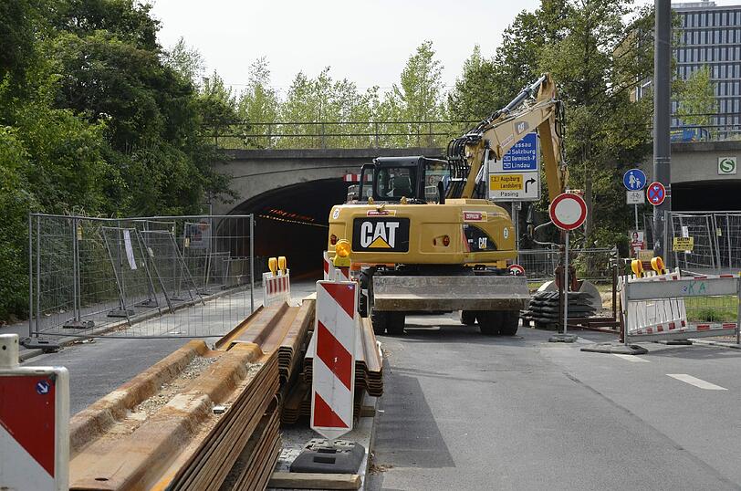Laimer Röhre: Bald wieder frei. Das ist die Sorgen-Baustelle des Baureferats: Hierbei handelt es sich um eine so genannte Notmaßnahme. Die Fernwärmeleitungen in der Laimer Röhre waren derart marode, dass Unmengen an Wasser auslief. Die Unterführung wurde sofort gesperrt, damit die Leitungen erneuert werden können. Ausweichroute derzeit noch: Landsberger Straße, Friedenheimer Brücke und Arnulfstraße. Ende der Baustelle: 11. September &ndash; zum Glück.