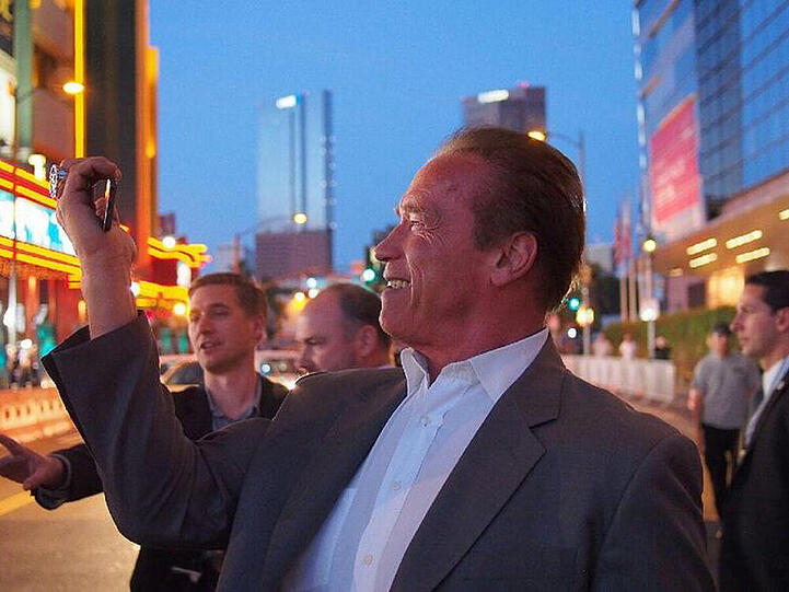 Vor der Kamera mutiert Arnold Schwarzenegger zum "Selfienator"