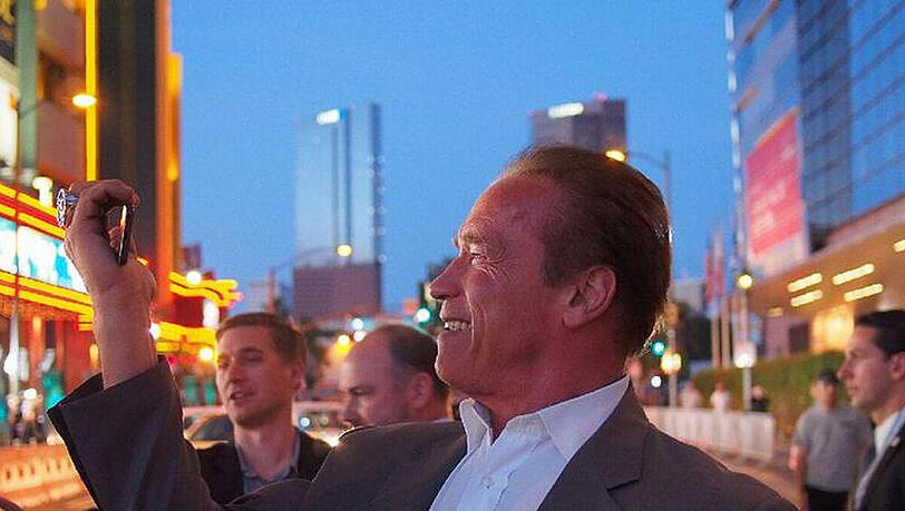 Vor der Kamera mutiert Arnold Schwarzenegger zum "Selfienator" Vor der Kamera mutiert Arnold Schwarzenegger zum "Selfienator"