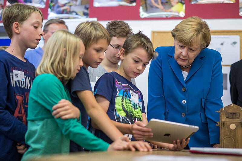 Hoher Buch in Niederbayern: Kanzlerin Angela Merkel besuchte am Freitag ein sogenanntes "MINT"-Projekt in der Grund- und Mittelschule in Buch am Erlbach. Die Bilder vom Merkel-Besuch.
