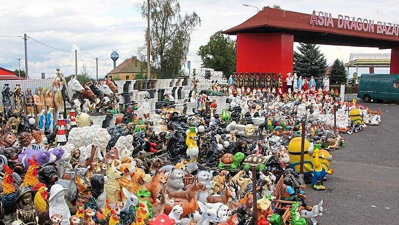 Winkekatzen, Gartenzwerge und mehr: Der Asia-Markt "Asia Dragon Bazar" im tschechischen Cheb. Winkekatzen, Gartenzwerge und mehr: Der Asia-Markt "Asia Dragon Bazar" im tschechischen Cheb.