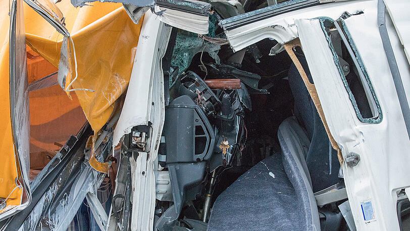 Die A9 ist ein einziges Schlachtfeld: Unzählige Bierdosen liegen nach dem Unfall auf der Fahrbahn verteilt. Beide Lkw-Fahrer kamen mit schwersten Verletzungen ins Krankenhaus.