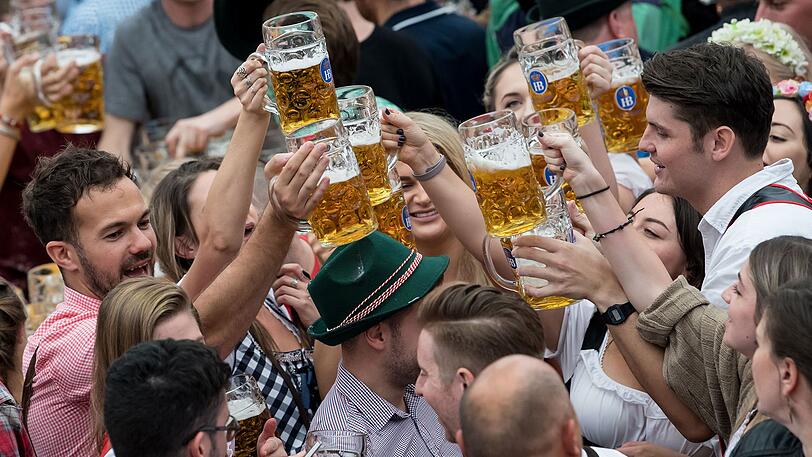 Die Krüge hoch: Wenn das "Prosit" erschallt, trinkt das ganze Zelt.