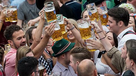 Die Krüge hoch: Wenn das "Prosit" erschallt, trinkt das ganze Zelt.