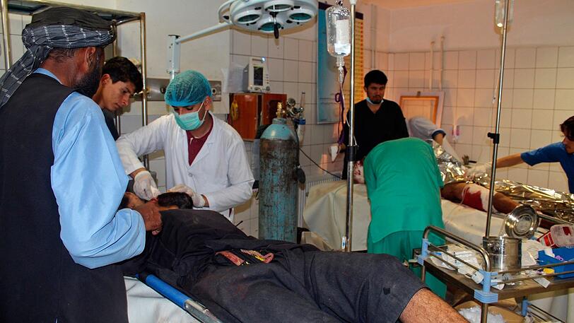 Verletzte Afghanen werden nach einen Luftangriff im Char Dara Distrikt der Provinz Kundus in einem Krankenhaus behandelt.