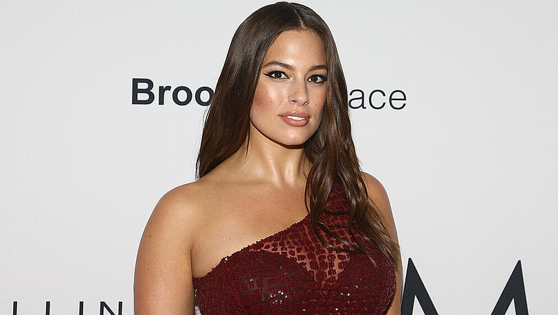 Ashley Graham wählt eine für sie neue Form des Fan-Austauschs Ashley Graham wählt eine für sie neue Form des Fan-Austauschs