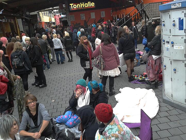 Manche sind schon seit Dienstag vor der Tonhalle und warten auf die japanischen Rockstars.