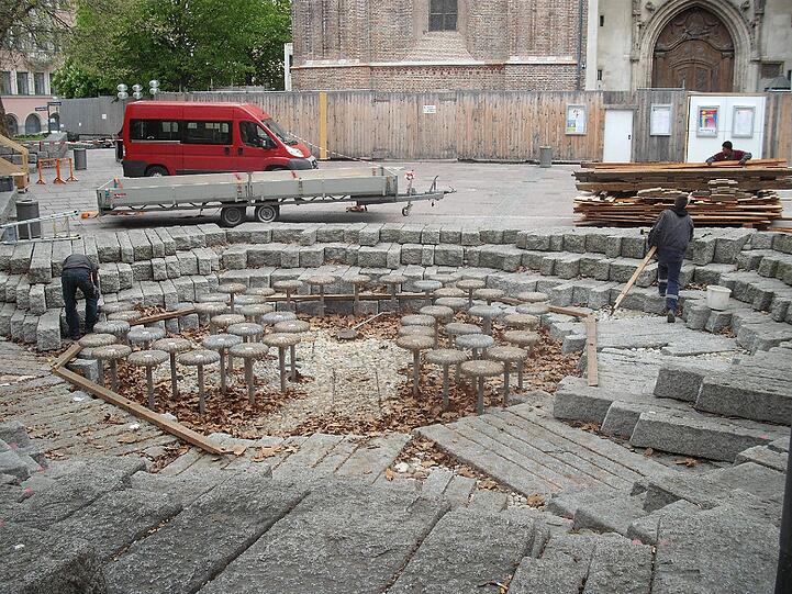 Jede Menge Laub und Schmutz liegen im Brunnen am Dom.