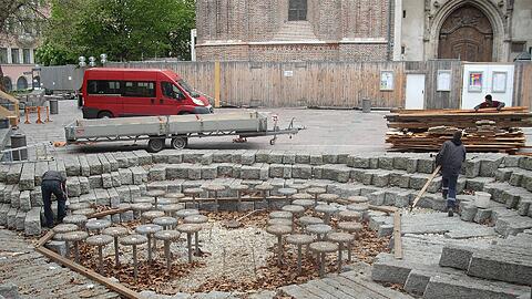 Jede Menge Laub und Schmutz liegen im Brunnen am Dom.