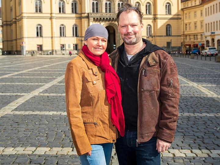 Iventa Karl mit ihrem Partner Robert Prade auf dem Zittauer Markt.