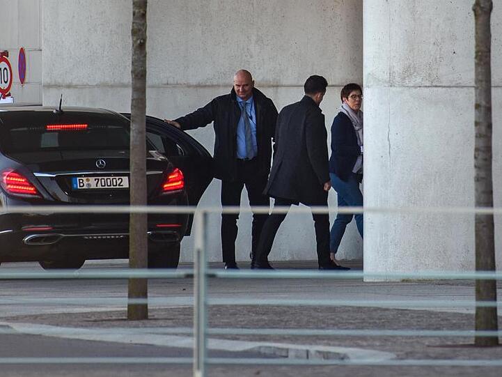 Krisensitzung: CDU-Chefin Annegret Kramp-Karrenbauer auf dem Weg zum Treffen des Koalitionsausschusses.