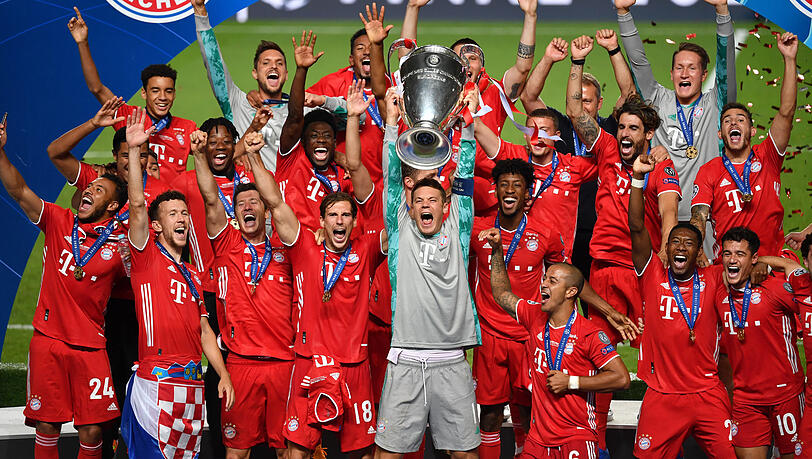 Die Fußball-Könige Europas! Der FC Bayern um Kapitän Manuel Neuer (mit Pokal) setzt sich am 23. August im Champions-League-Finale mit 1:0 gegen Paris Saint-Germain durch. Die Fußball-Könige Europas! Der FC Bayern um Kapitän Manuel Neuer (mit Pokal) setzt sich am 23. August im Champions-League-Finale mit 1:0 gegen Paris Saint-Germain durch.