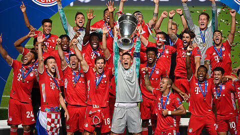 Die Fußball-Könige Europas! Der FC Bayern um Kapitän Manuel Neuer (mit Pokal) setzt sich am 23. August im Champions-League-Finale mit 1:0 gegen Paris Saint-Germain durch.