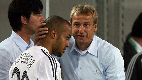 Vor der WM 2006 holten Bundestrainer Jürgen Klinsmann (r) und Joachim Löw David Odonkor in den DFB-Kader.