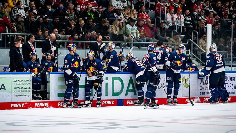 Die - ausgedünnte - Spielerbank des EHC beim Spiel in Augsburg. Mehrere Münchner wurden zuvor positiv auf Corona getestet.