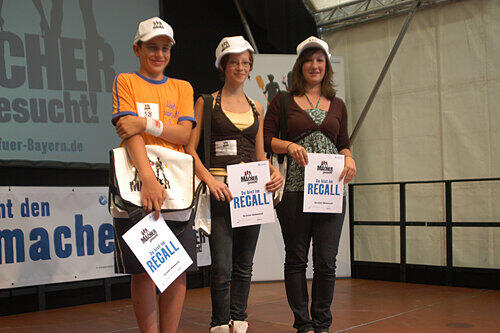 Alexander, Melissa und Ramona (v. l.) bekommen als Preis ein Praktikum ihrer Wahl und dürfen in die Endrunde nach München.