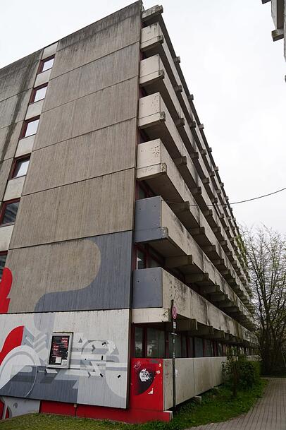 Nach dem Feuer 2021 nicht mehr bewohnbar: Das "Rote Haus", das normalerweise 180 Studierende beherbergt. Nach dem Feuer 2021 nicht mehr bewohnbar: Das "Rote Haus", das normalerweise 180 Studierende beherbergt.