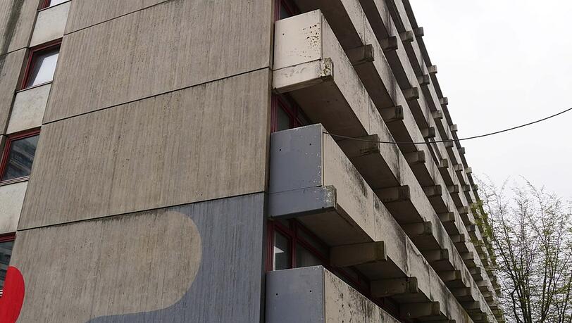 Nach dem Feuer 2021 nicht mehr bewohnbar: Das "Rote Haus", das normalerweise 180 Studierende beherbergt. Nach dem Feuer 2021 nicht mehr bewohnbar: Das "Rote Haus", das normalerweise 180 Studierende beherbergt.