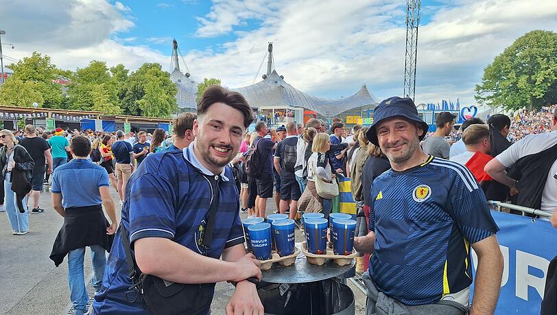 Die schottischen Fans freuen sich über das gute deutsche Bier. Die schottischen Fans freuen sich über das gute deutsche Bier.