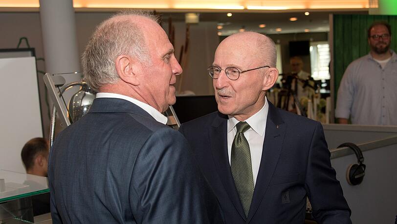 Zwei alte Rivalen, die sich am Ende versöhnt haben: Bayern Münchens Ehrenpräsident Uli Hoeneß und der verstorbene Wille Lemke beim 70. Geburtstag des früheren Werder-Managers in Bremen.