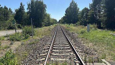 Nahe dieser Bahnstrecke wurde die Leiche des vermissten 13-Jährigen entdeckt.