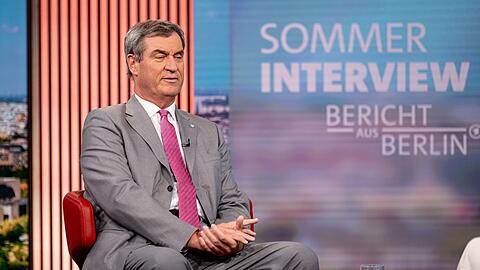 Hohe Spritpreise dr&uuml;cken das Gem&uuml;t der Autofahrer in Deutschland auch in den Sommerferien. CSU-Chef S&ouml;der hat aber auch keine kurzfristige L&ouml;sung parat.