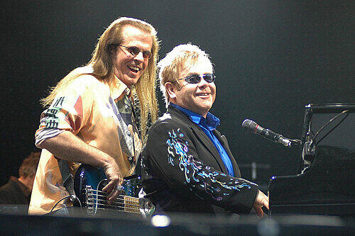 Hatte am Samstag im easyCredit-Stadion in Nürnberg richtig Spaß: Sir Elton John, mit Gitarrist Davy Johnson (links) in Spiel- und Feierlaune.