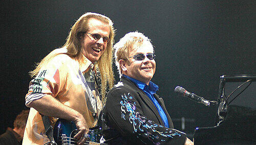 Hatte am Samstag im easyCredit-Stadion in Nürnberg richtig Spaß: Sir Elton John, mit Gitarrist Davy Johnson (links) in Spiel- und Feierlaune. Hatte am Samstag im easyCredit-Stadion in Nürnberg richtig Spaß: Sir Elton John, mit Gitarrist Davy Johnson (links) in Spiel- und Feierlaune.