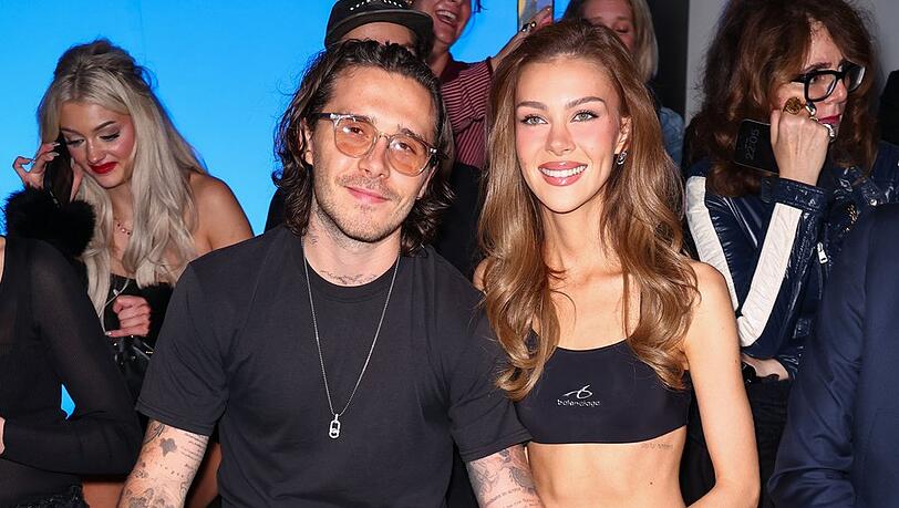Brooklyn Beckham und Ehefrau Nicola besuchten die Balenciaga-Show bei der Pariser Fashion Week, aber nicht die Show von Victoria Beckham. Brooklyn Beckham und Ehefrau Nicola besuchten die Balenciaga-Show bei der Pariser Fashion Week, aber nicht die Show von Victoria Beckham.
